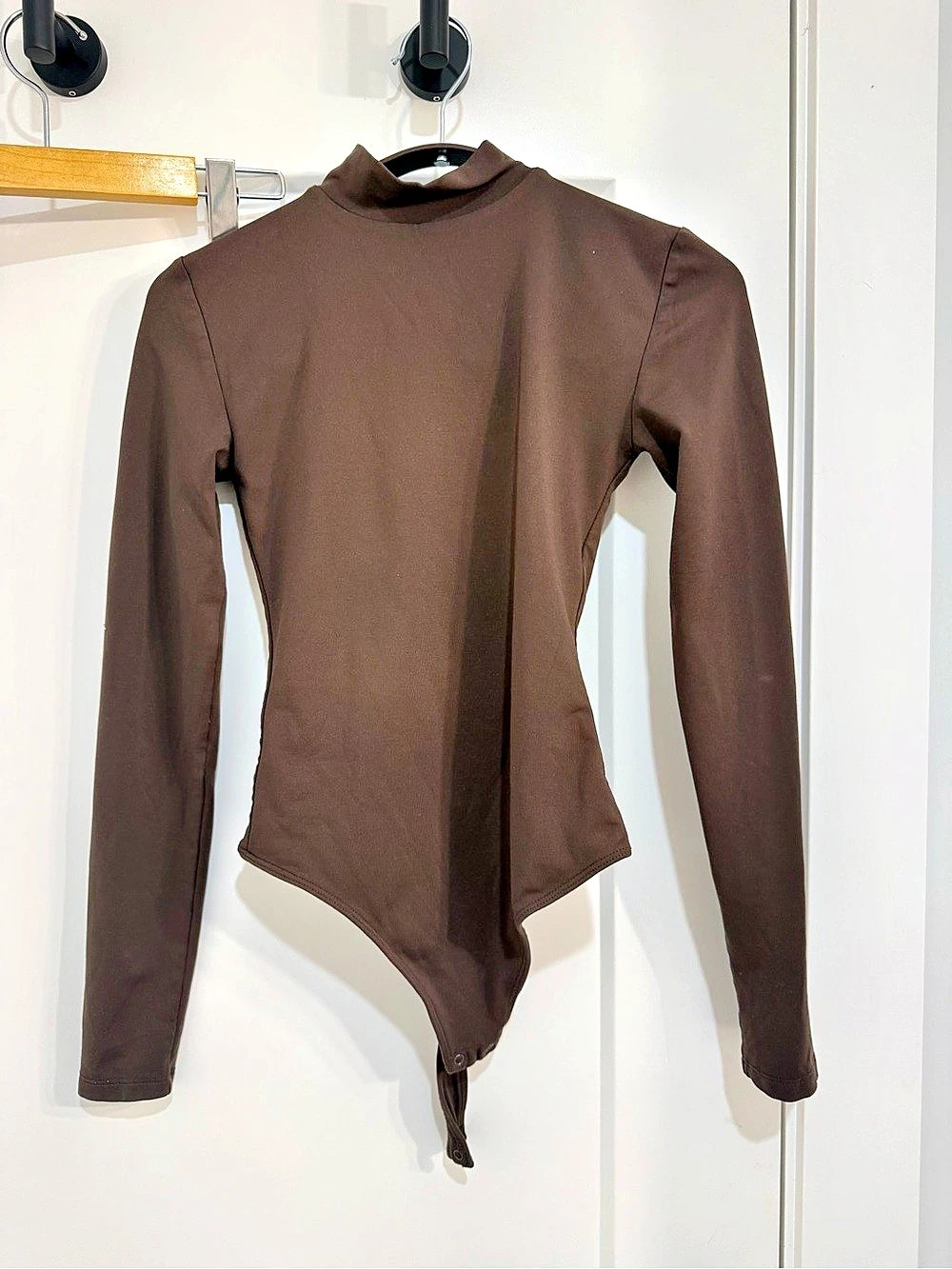 Babaton Contour Mockneck Longsleeve Bodysuit Long Sleeve Bodysuit Brown Small